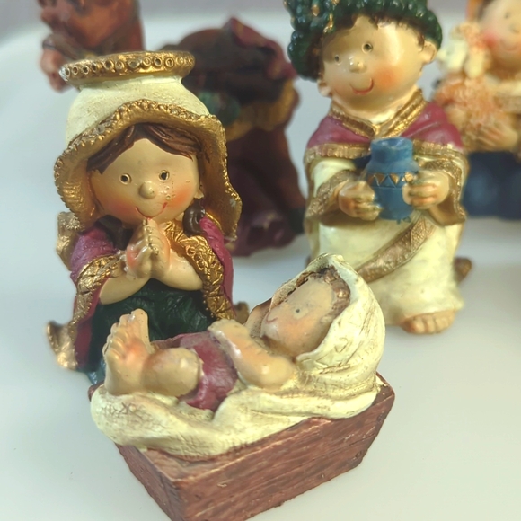 Children's 7 Piece Nativity, Sweet Smiling Resin Figures - Picture 2 of 4